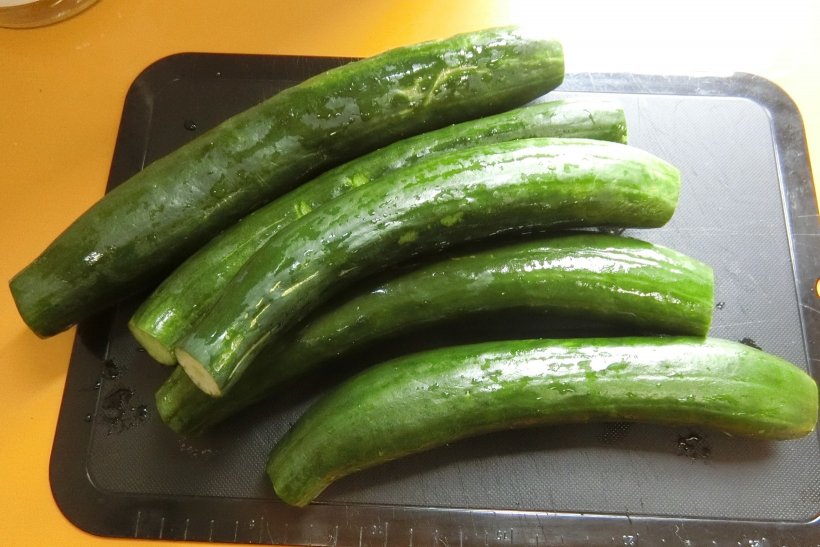 まな板の上に5本の大きなきゅうり