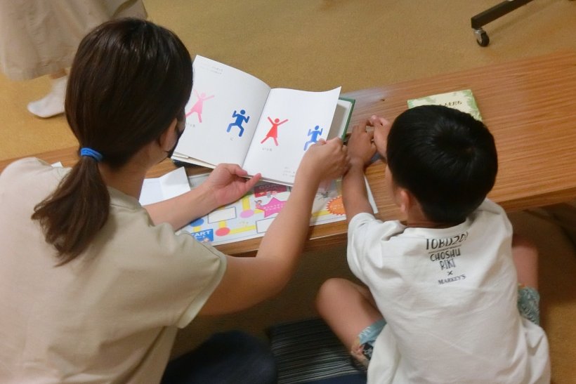 親子で読み聞かせの時間