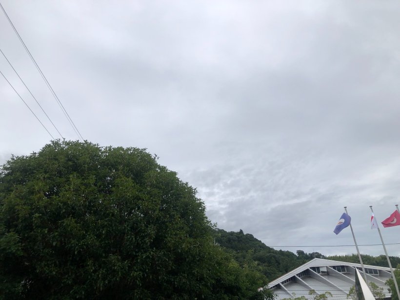 入り口前の曇り空