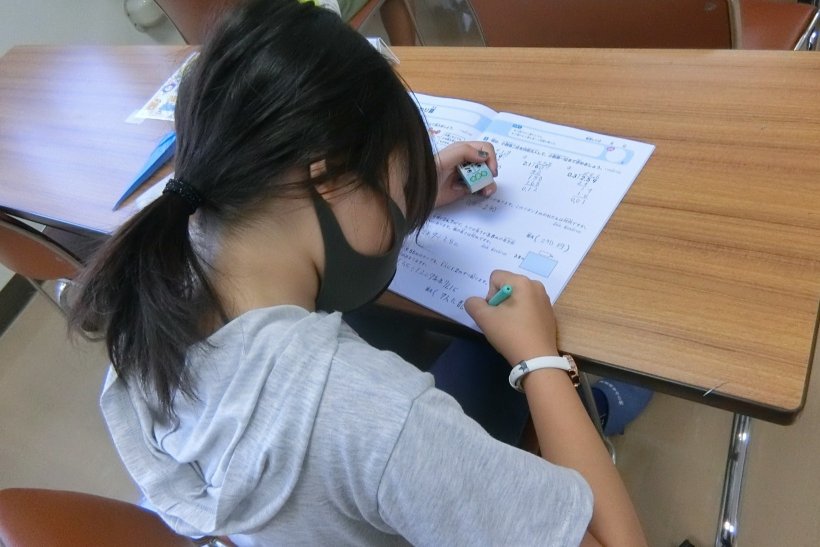 宿題を頑張る女の子①