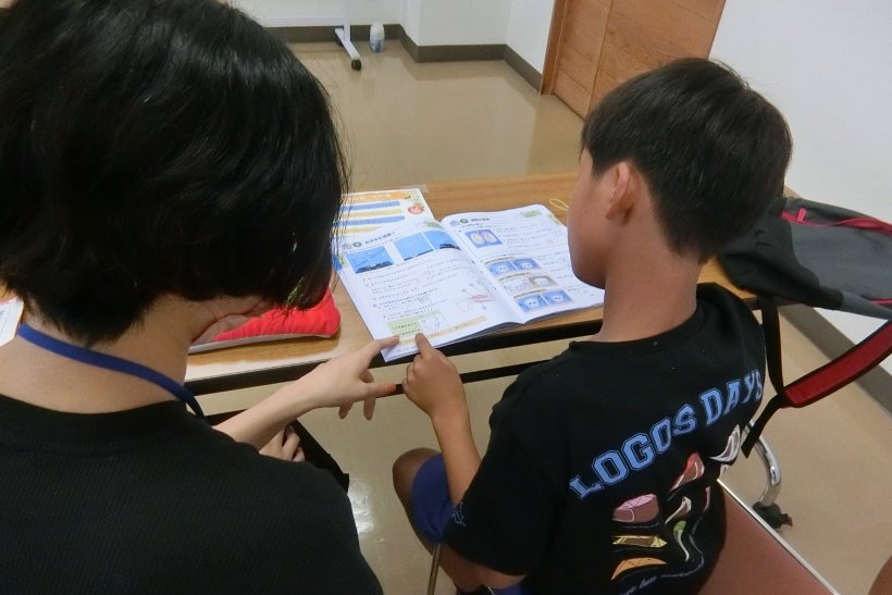 スタッフと宿題を頑張る男の子