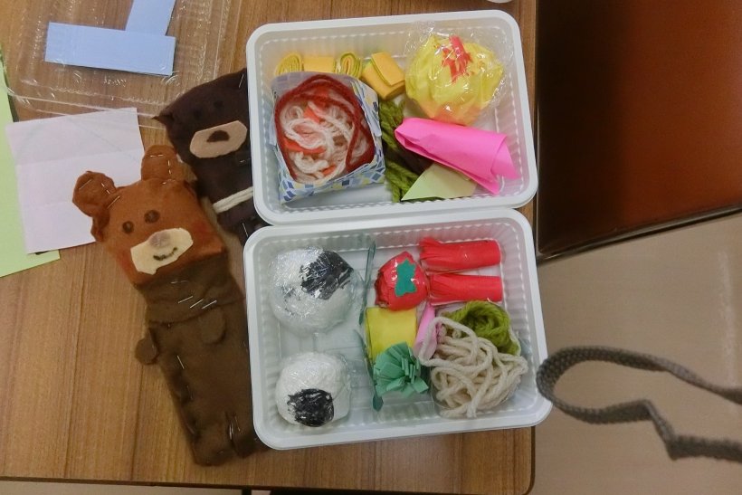 完成した工作（お弁当とフェルトのぬいぐるみ)