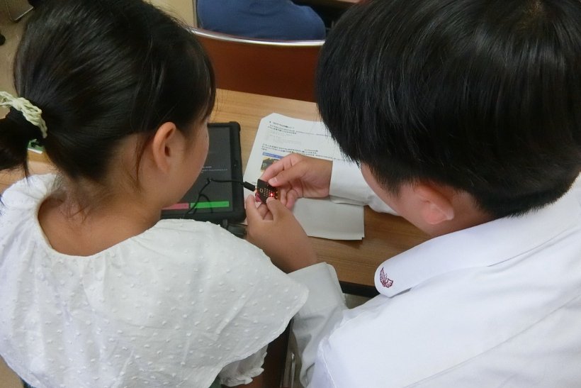 2人でマイクロビットを操作中