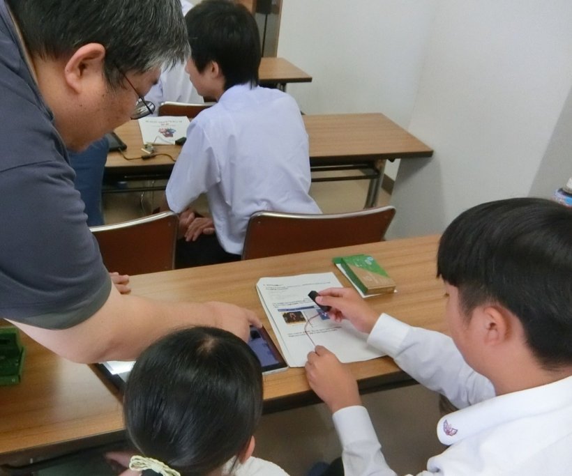 3人でプログラミングしている