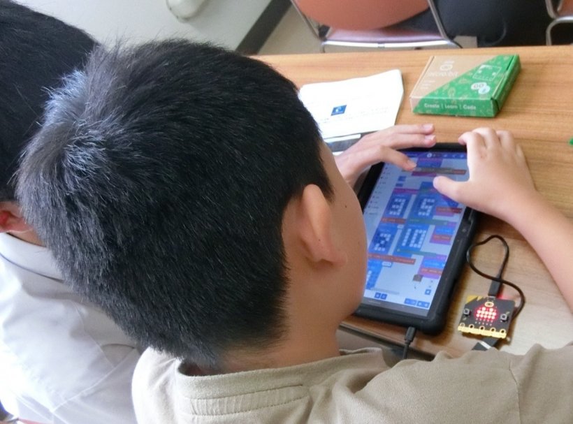 タブレットでプログラミング中