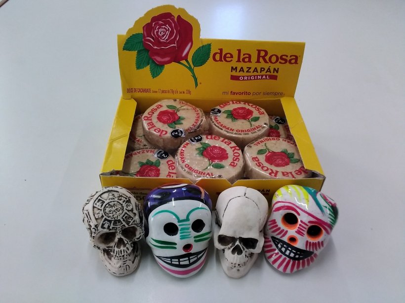 箱に入った丸いお菓子とガイコツの置物４つ