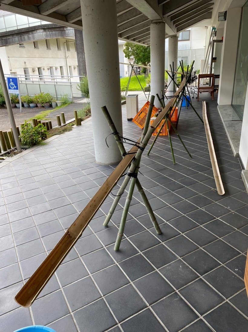 流しそう台めんで使う竹で作った台