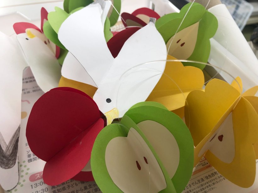 画用紙で作ったカモメとリンゴと洋ナシの飾り