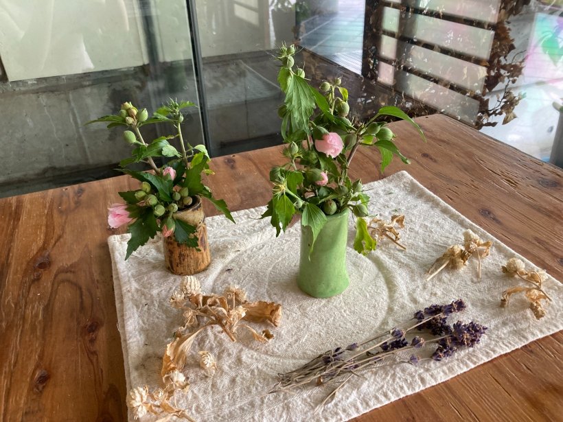 花瓶にささった木槿の花の蕾