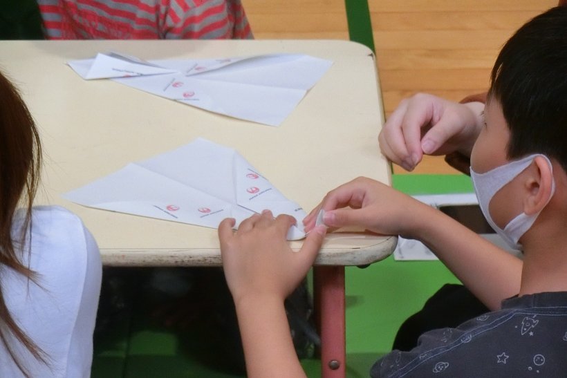 折っている様子