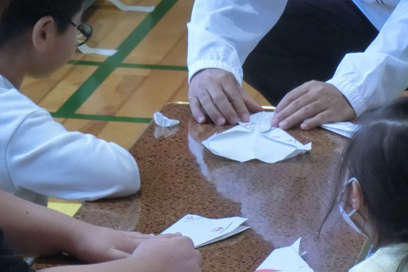 折っている様子