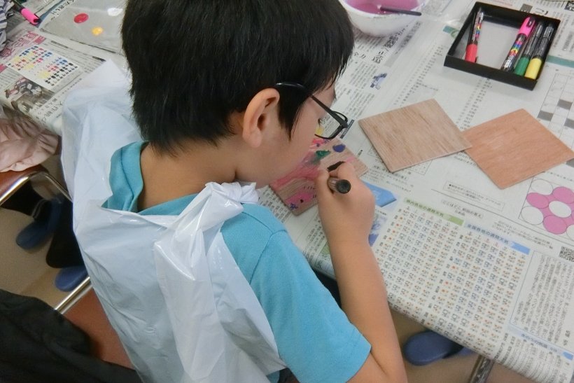 木に絵を描いている