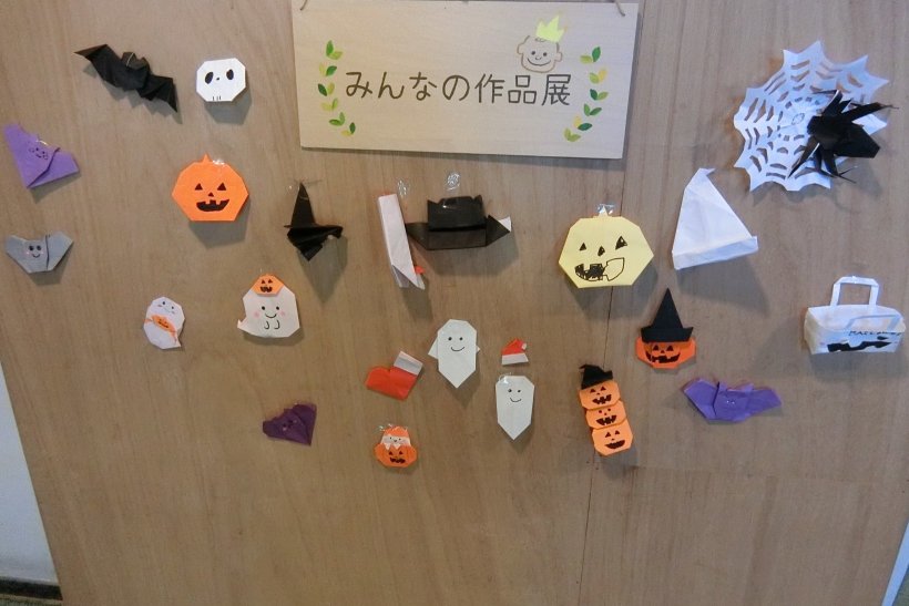 板に引っ付いたハロウィンの飾り