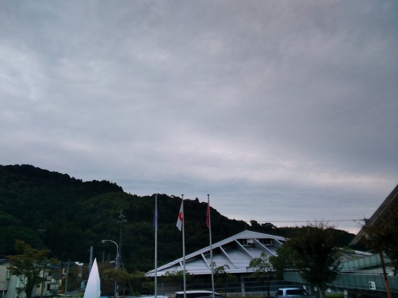 施設前からみた空