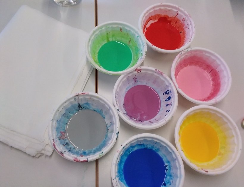 器に入った色とりどりの絵の具