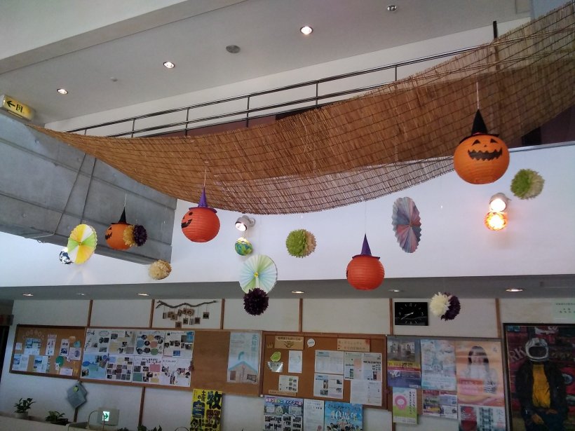 吊り下げたかぼちゃなどの飾り