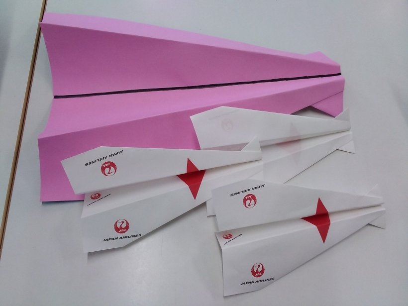 ピンク1つと白2つの紙飛行機
