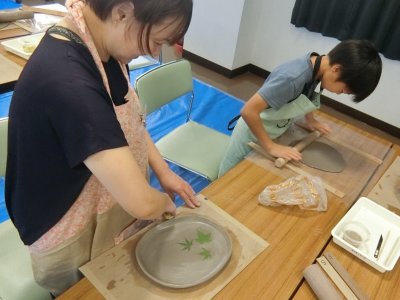 お皿の形を整えている