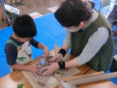 粘土を二人で触っている