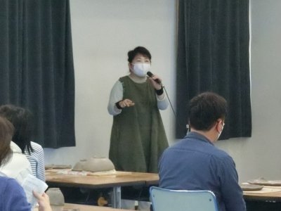 マイクを持って話している