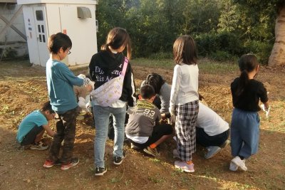 畑で説明を聞く様子