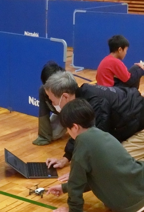 先生がパソコンを対処しているのを見ている