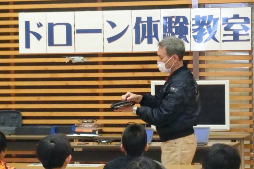 コントローラを触っている