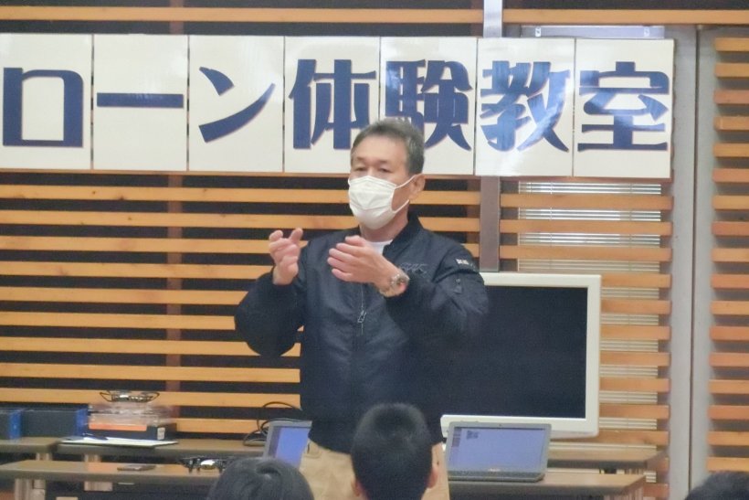 身振り手振り説明中