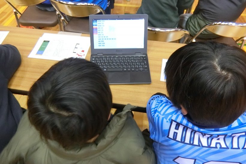 2人でパソコンを見ている