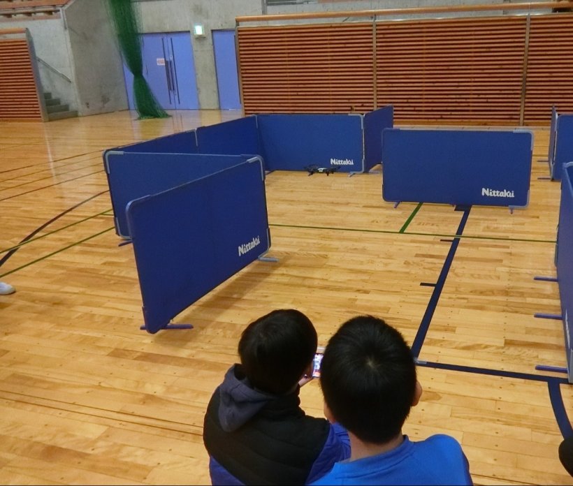 ドローンが飛んでいるのを見ている