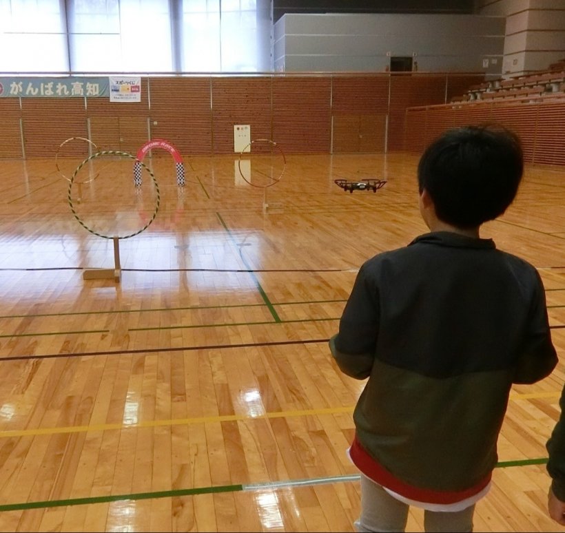 ドローン操縦中