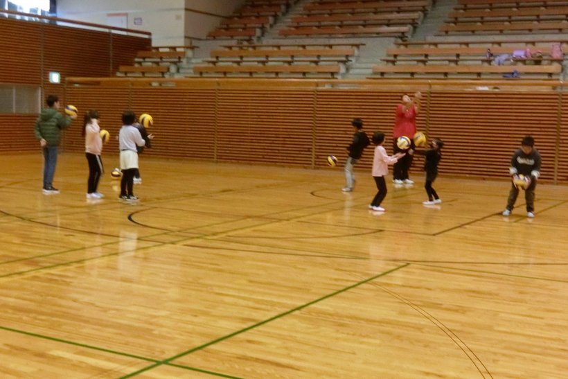 ボールをみんな触っている