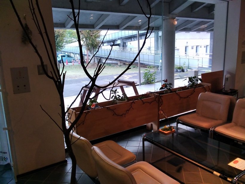 ロビーの机といす