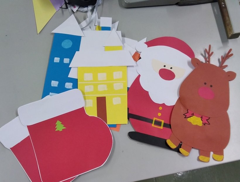 画用紙で作ったクリスマスの飾り