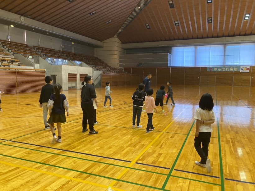 ボールを持った人から逃げている