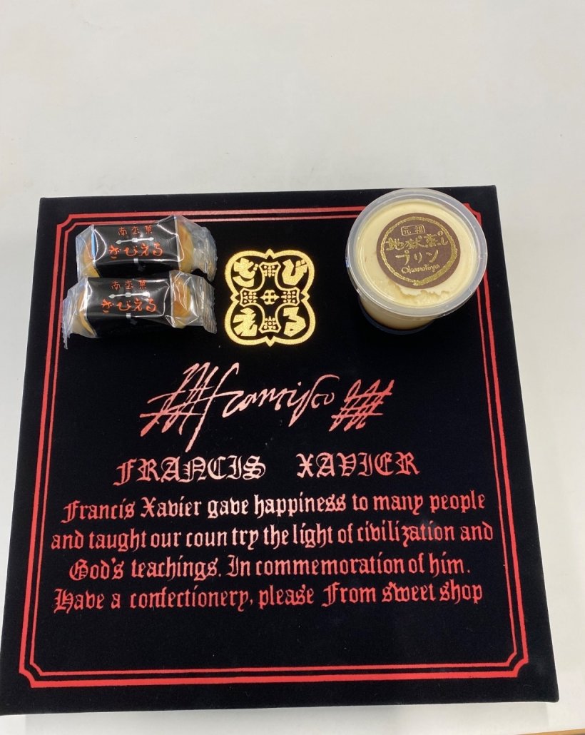 箱の上のお菓子とプリン