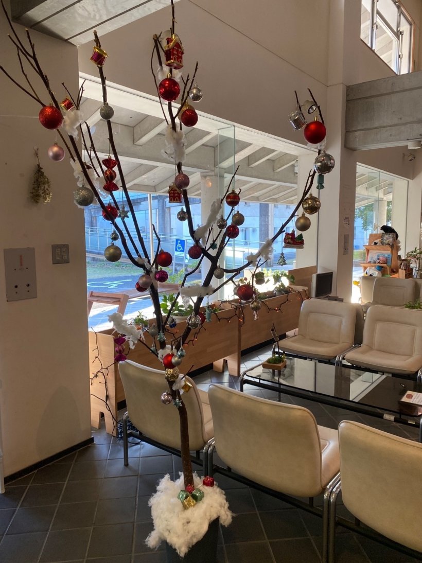 木に装飾をしたツリーと電飾