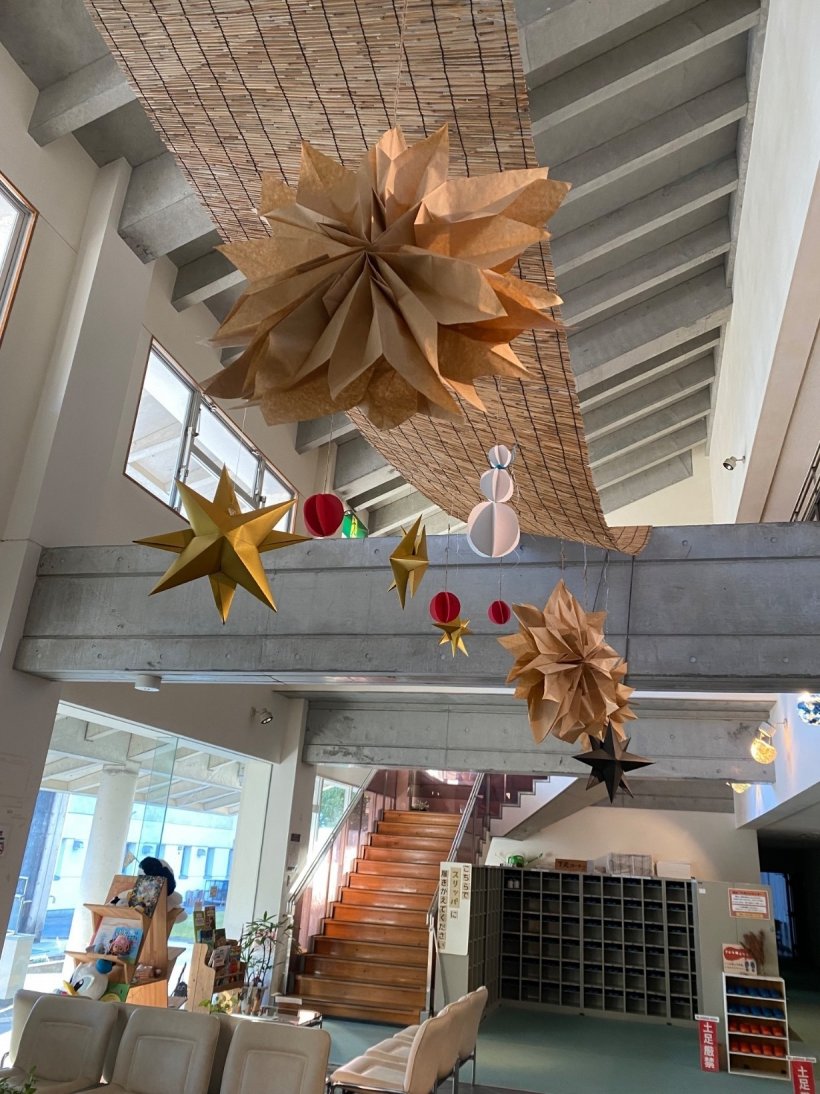 空中に浮かぶ簾に吊るされた飾り