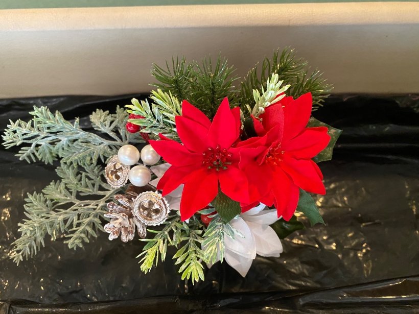 赤と白のポインセチアの造花と緑の葉っぱの造花