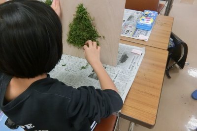 モスでツリーを作る様子