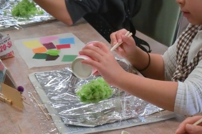 固まったロウをアルミに出す