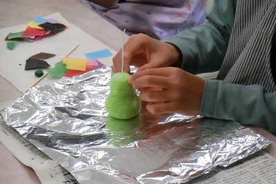 ロウの形を龍にしている