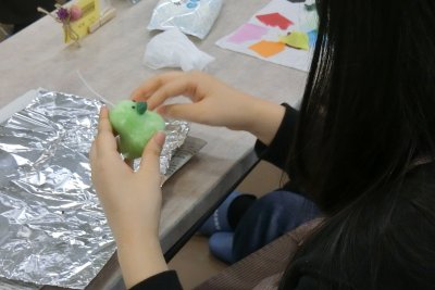 ロウにパーツをひっつけている