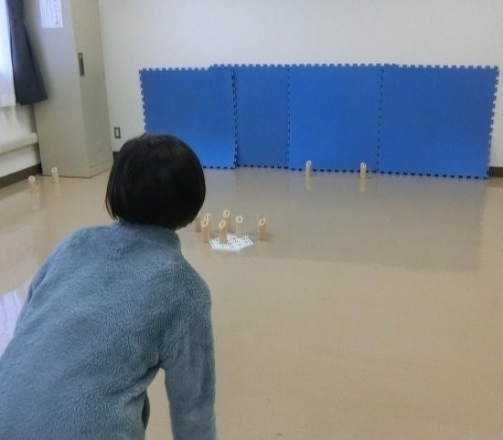 モルックを投げている