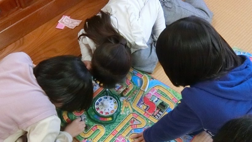 人生ゲーム駒をすすめている