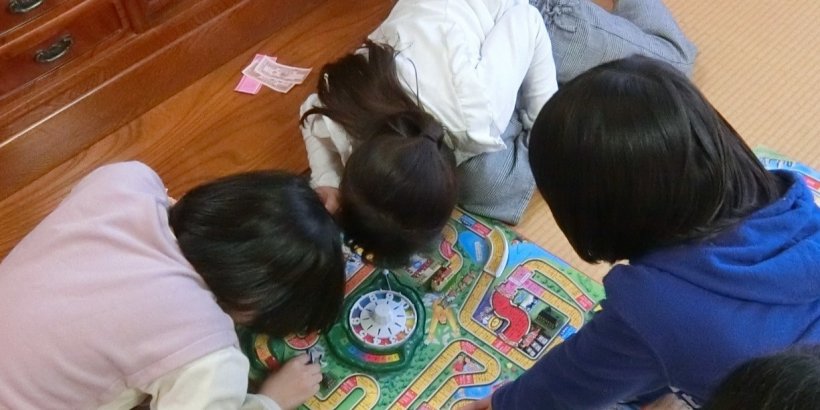 人生ゲームを3人でしている