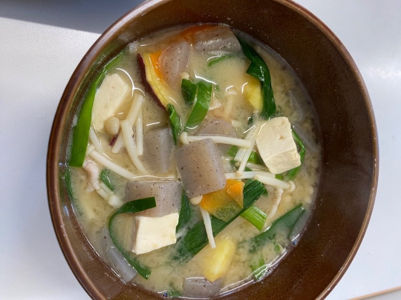 器に入った豚汁