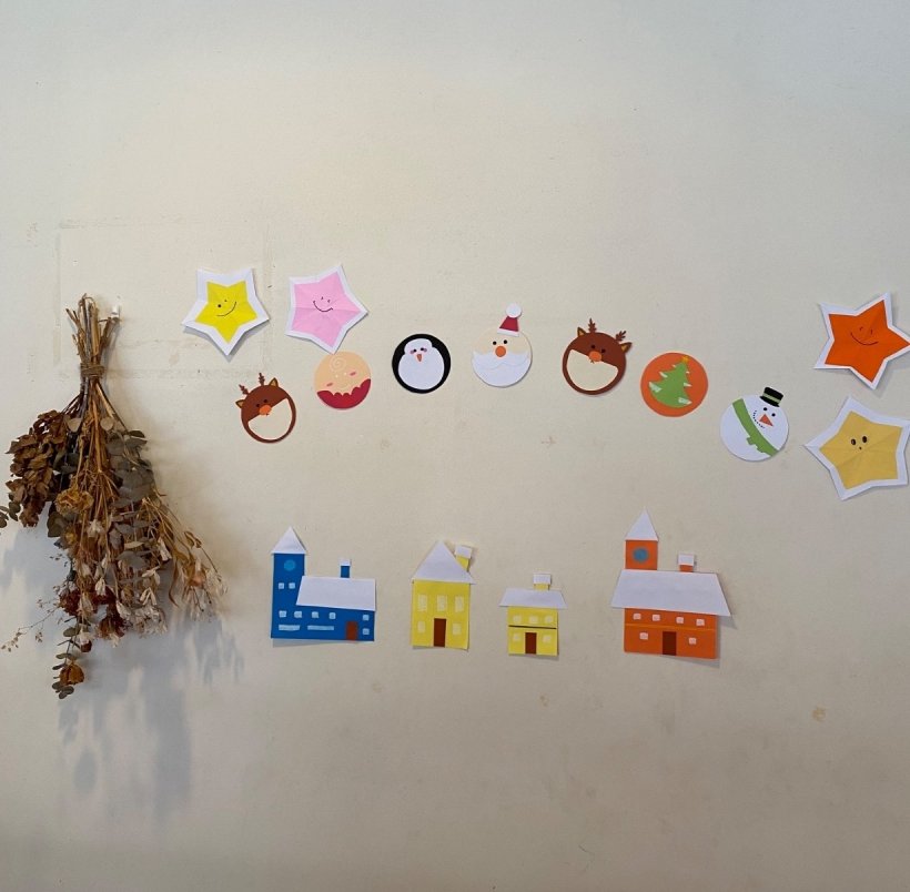 折り紙で折ったクリスマスの飾り