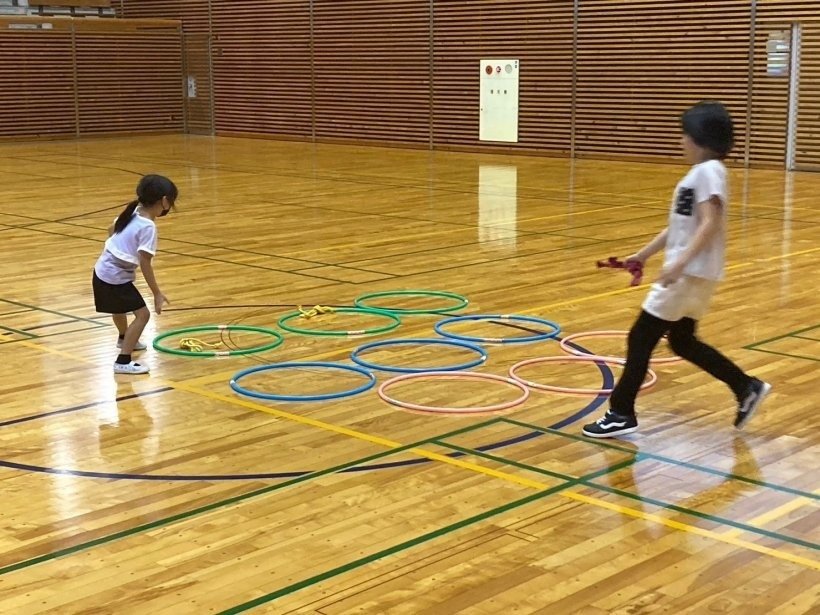 フープに2人が縄を置いている