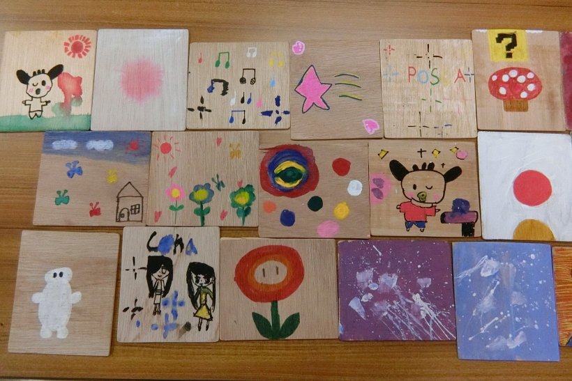 沢山の木に描かれた絵